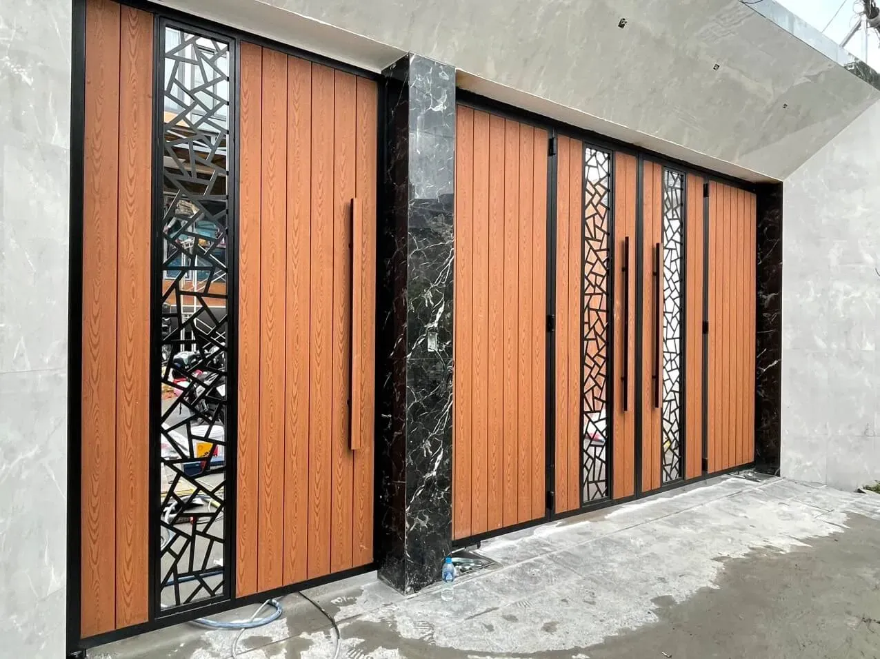 Mẫu cổng gỗ phối sắt cho biệt thự