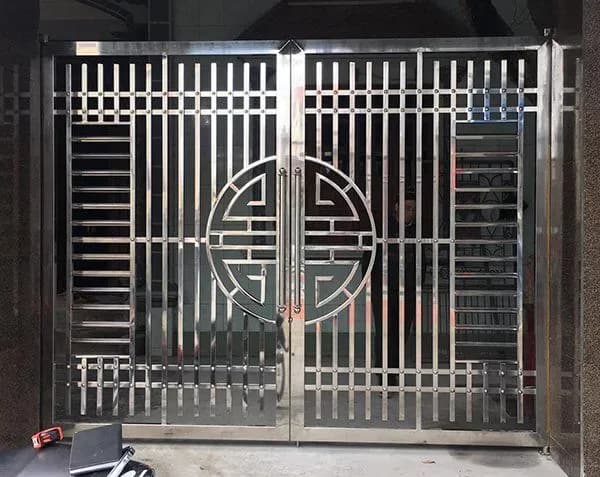 Mẫu cổng nhà đẹp bằng inox