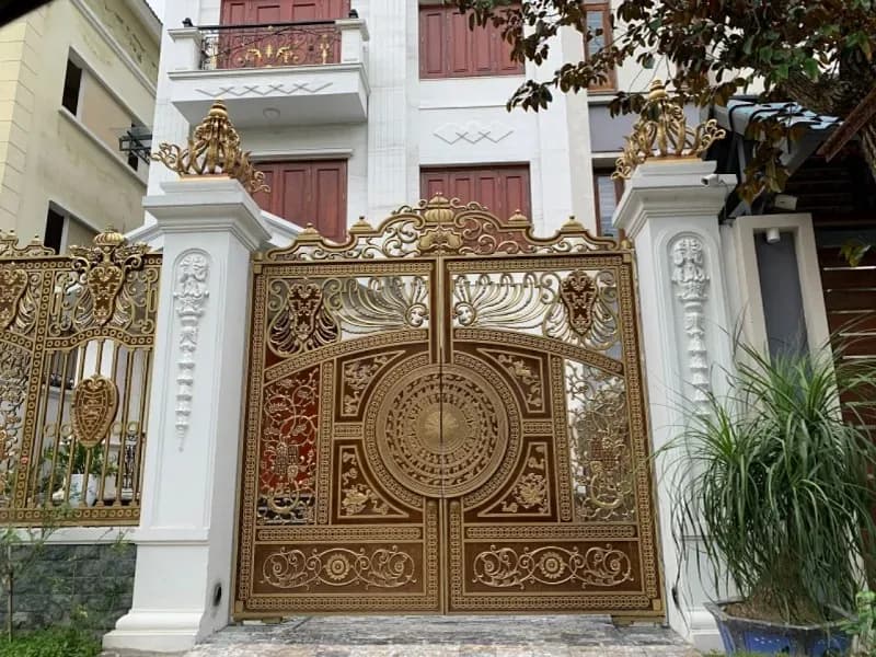 Mẫu cổng nhà phố nhôm đúc đẹp