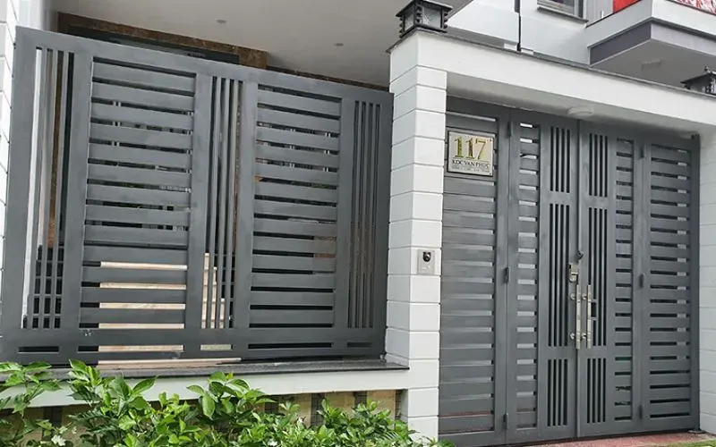 Mẫu cổng sắt đen hoa văn đơn giản
