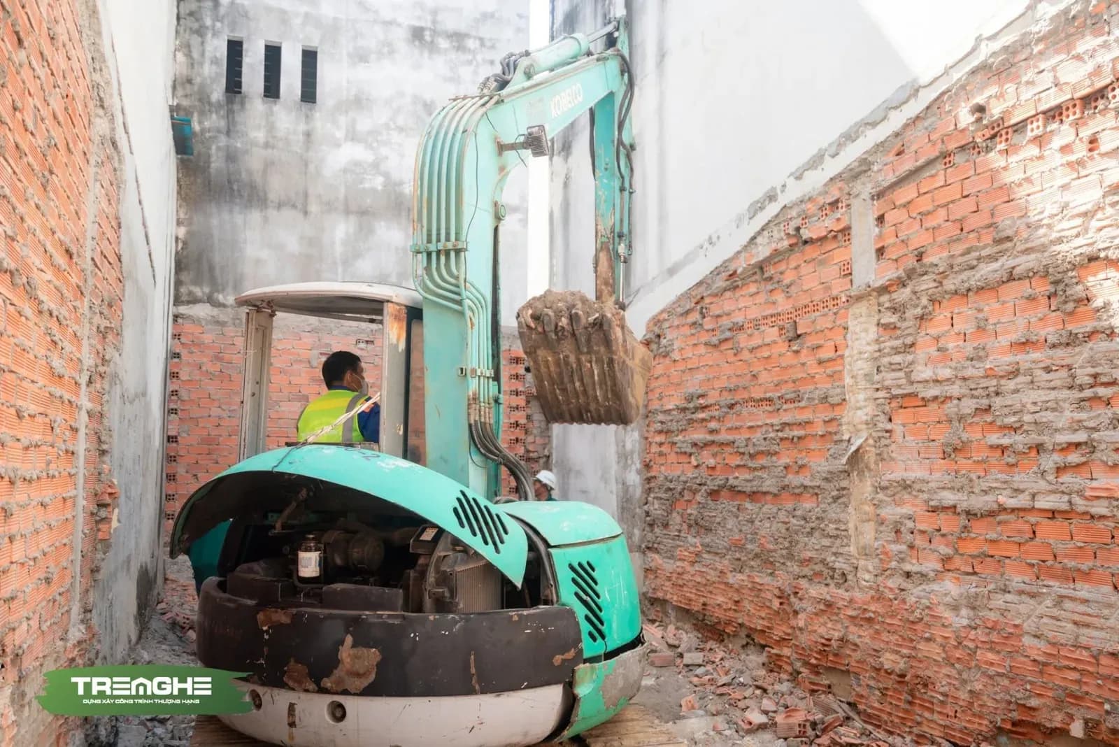 Máy xúc di chuyển vào khu vực hiện trường để chuẩn bị triển khai công tác giải phóng và san gạt mặt bằng.