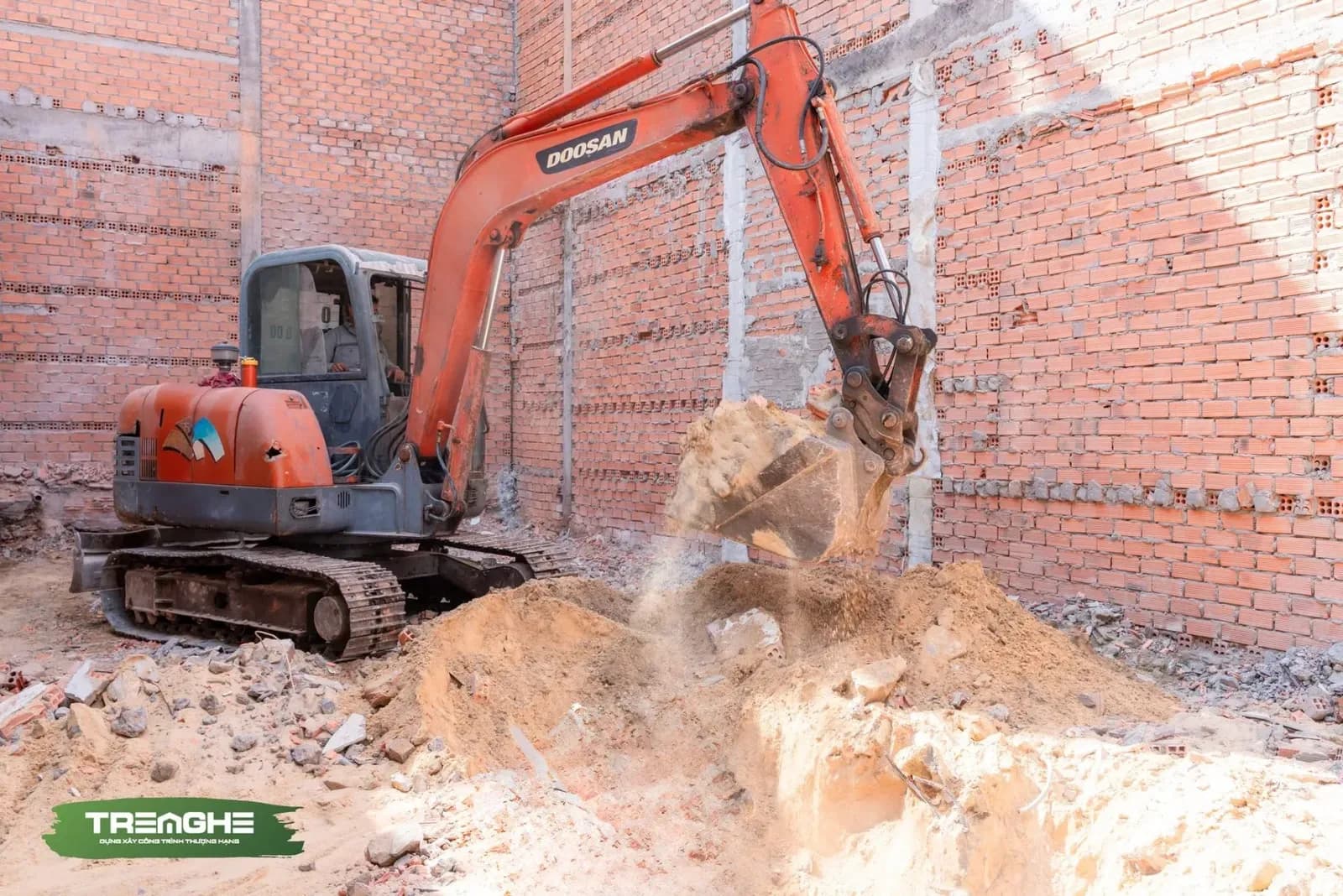 Máy xúc tiến hành xử lý và san gạt mặt bằng công trường ngay sau sự kiện động thổ dự án A'House.