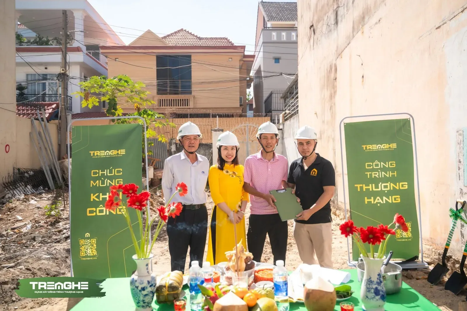 Nghi thức bàn giao hồ sơ thiết kế kỹ thuật và biên bản khởi công xây dựng trực tiếp tại hiện trường.