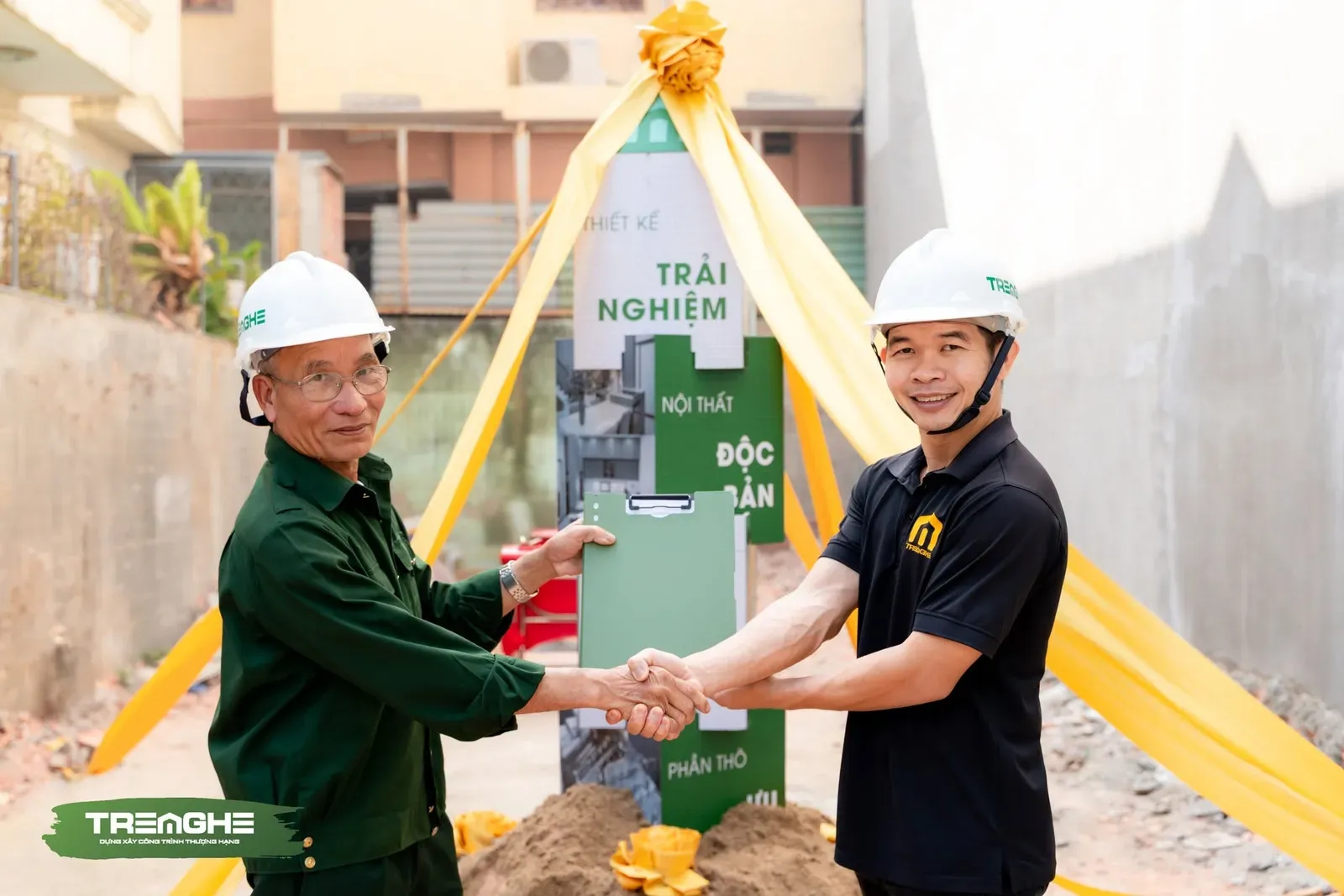 Nghi thức bàn giao hồ sơ thiết kế kỹ thuật và biên bản khởi công xây dựng trực tiếp tại hiện trường.