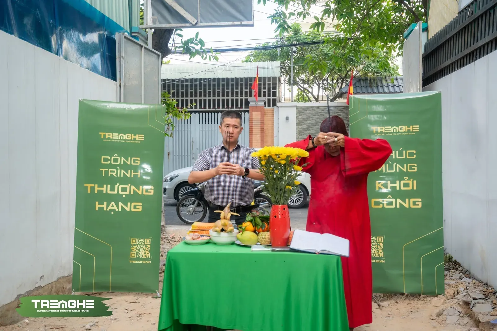 Nghi thức dâng hương được thực hiện trang trọng nhằm cầu mong quá trình thi công móng hanh thông.