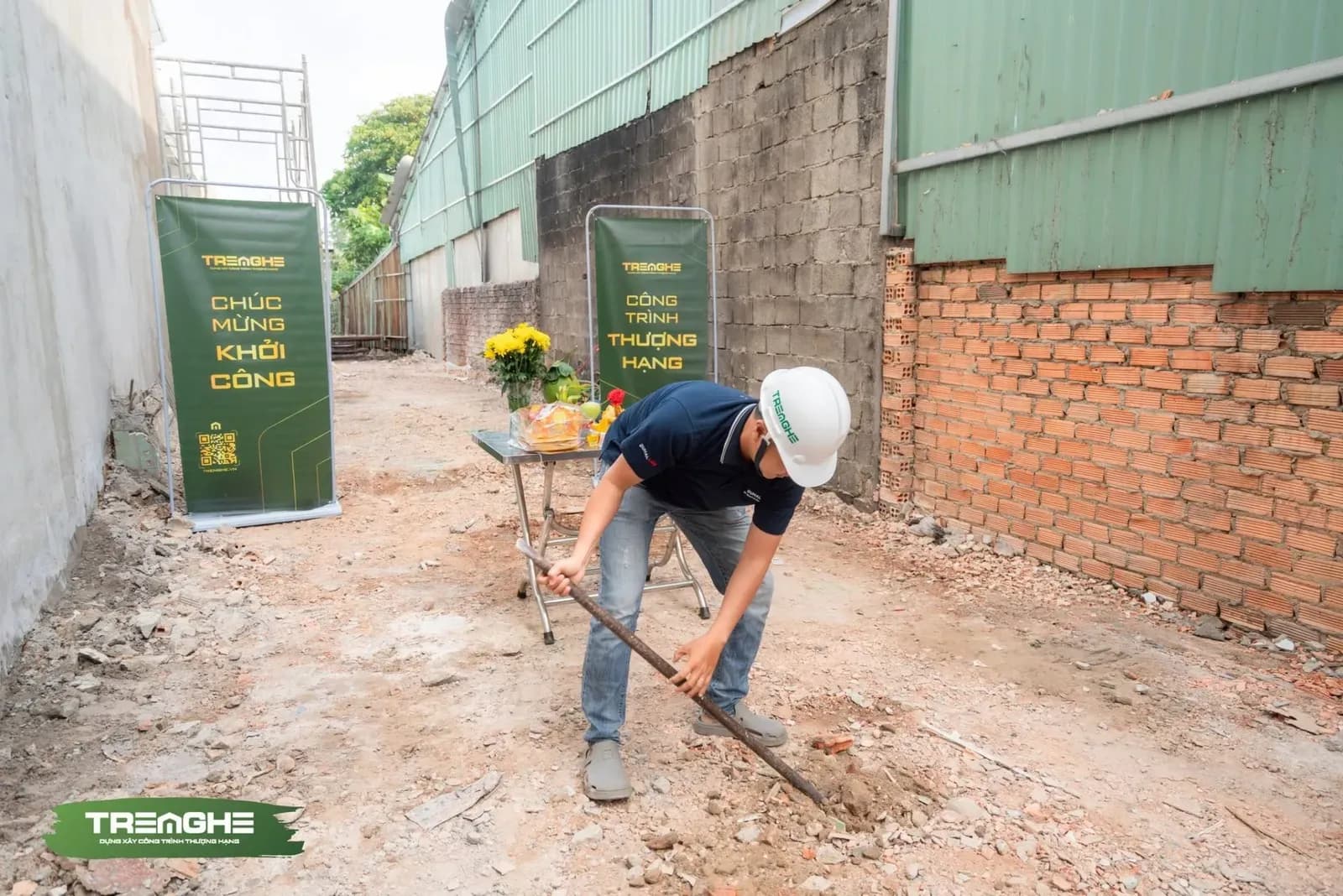 Nghi thức động thổ nạy viên gạch đầu tiên chính thức phát lệnh thi công xây dựng dự án nhà phố D'House.