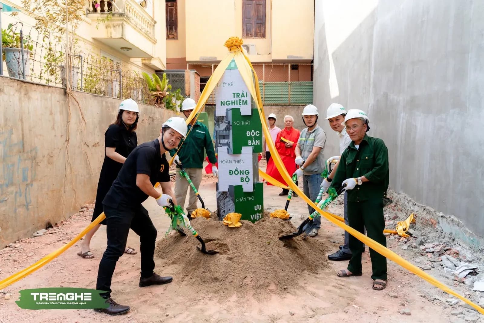 Nghi thức động thổ xúc cát chính thức phát lệnh khởi công cho các hạng mục thi công đầu tiên tại công trường.