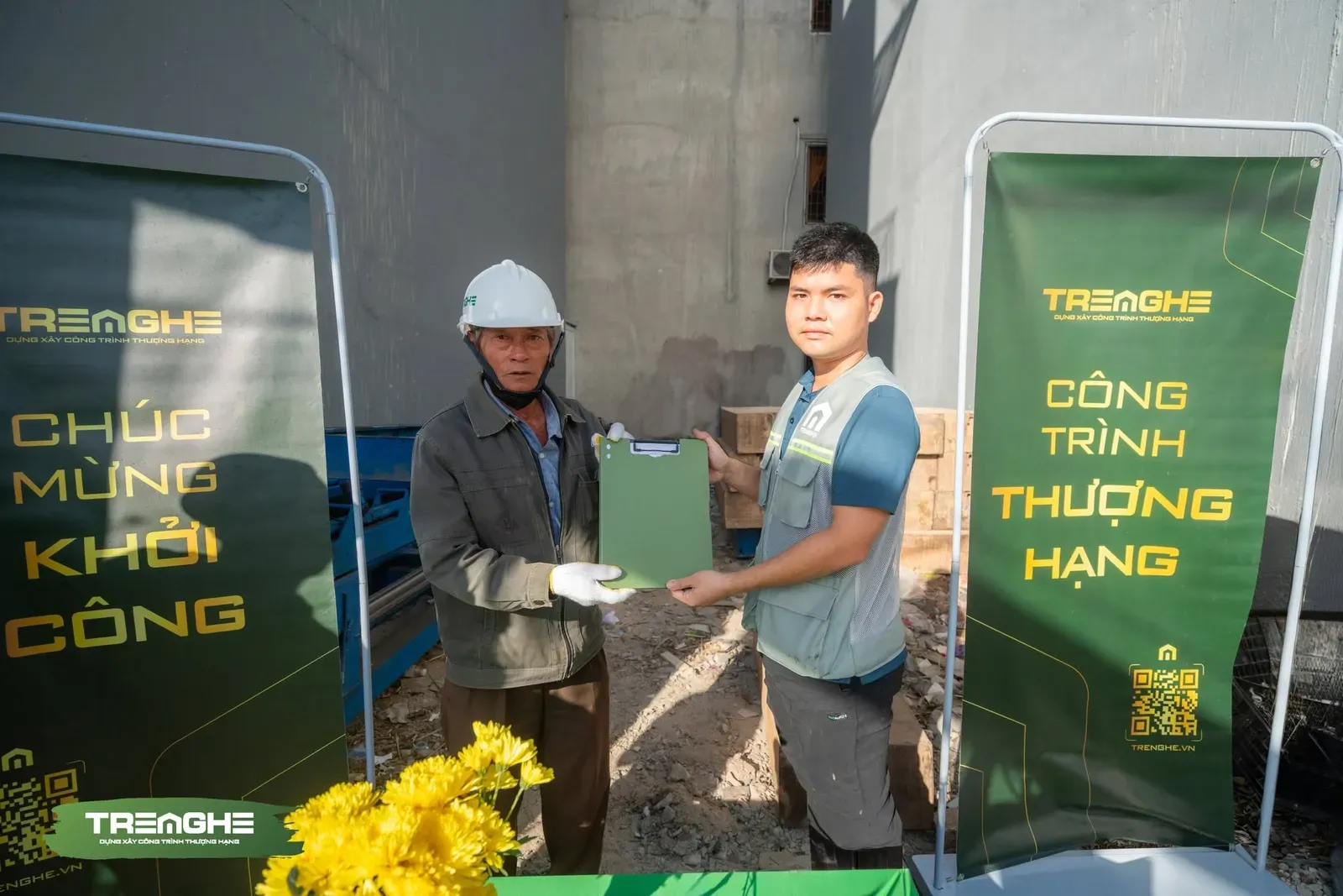 Nghi thức ký kết biên bản khởi công và bàn giao hồ sơ kỹ thuật diễn ra trang trọng ngay tại công trường.
