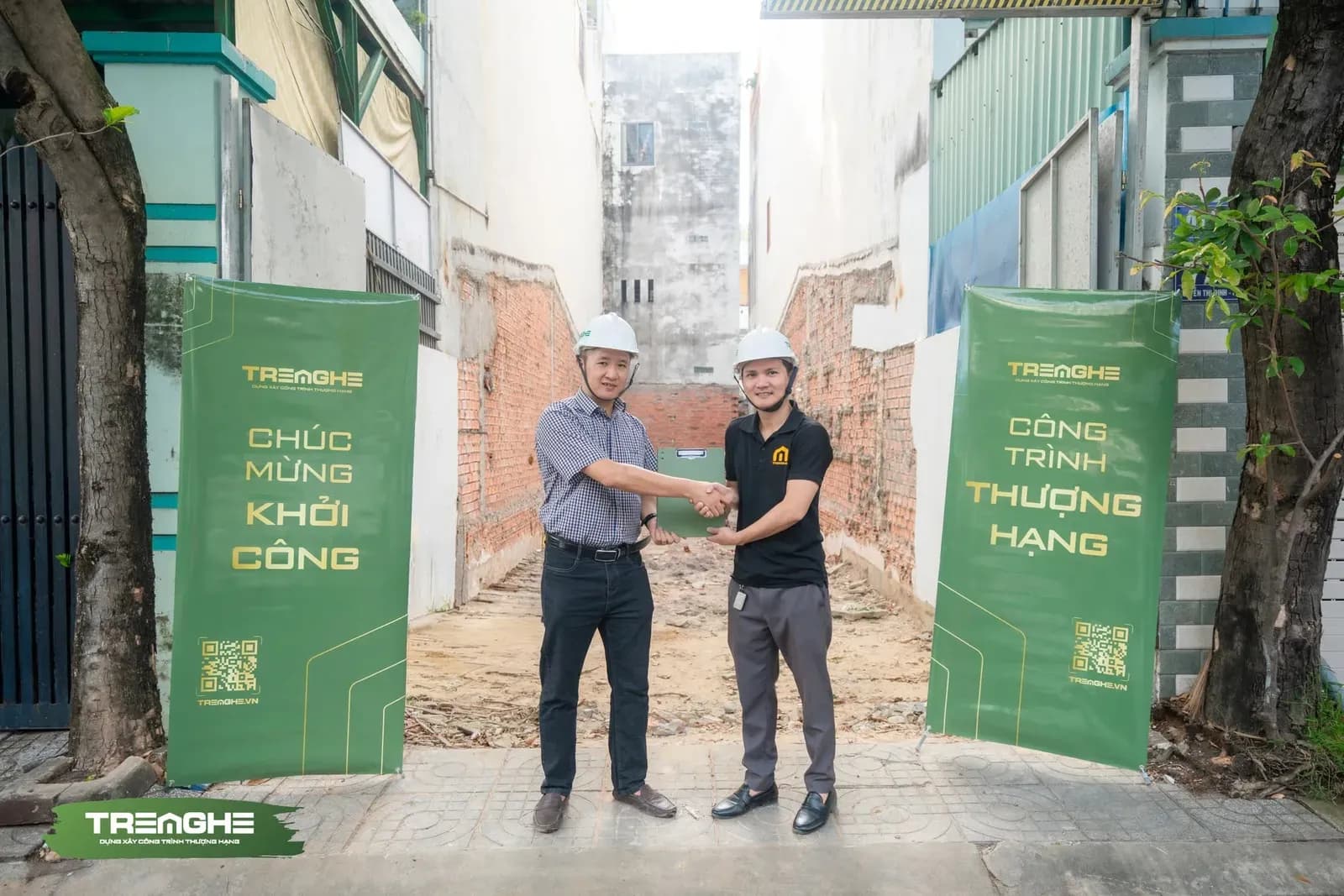 Nghi thức ký kết biên bản khởi công và bàn giao hồ sơ kỹ thuật diễn ra trang trọng ngay tại công trường.