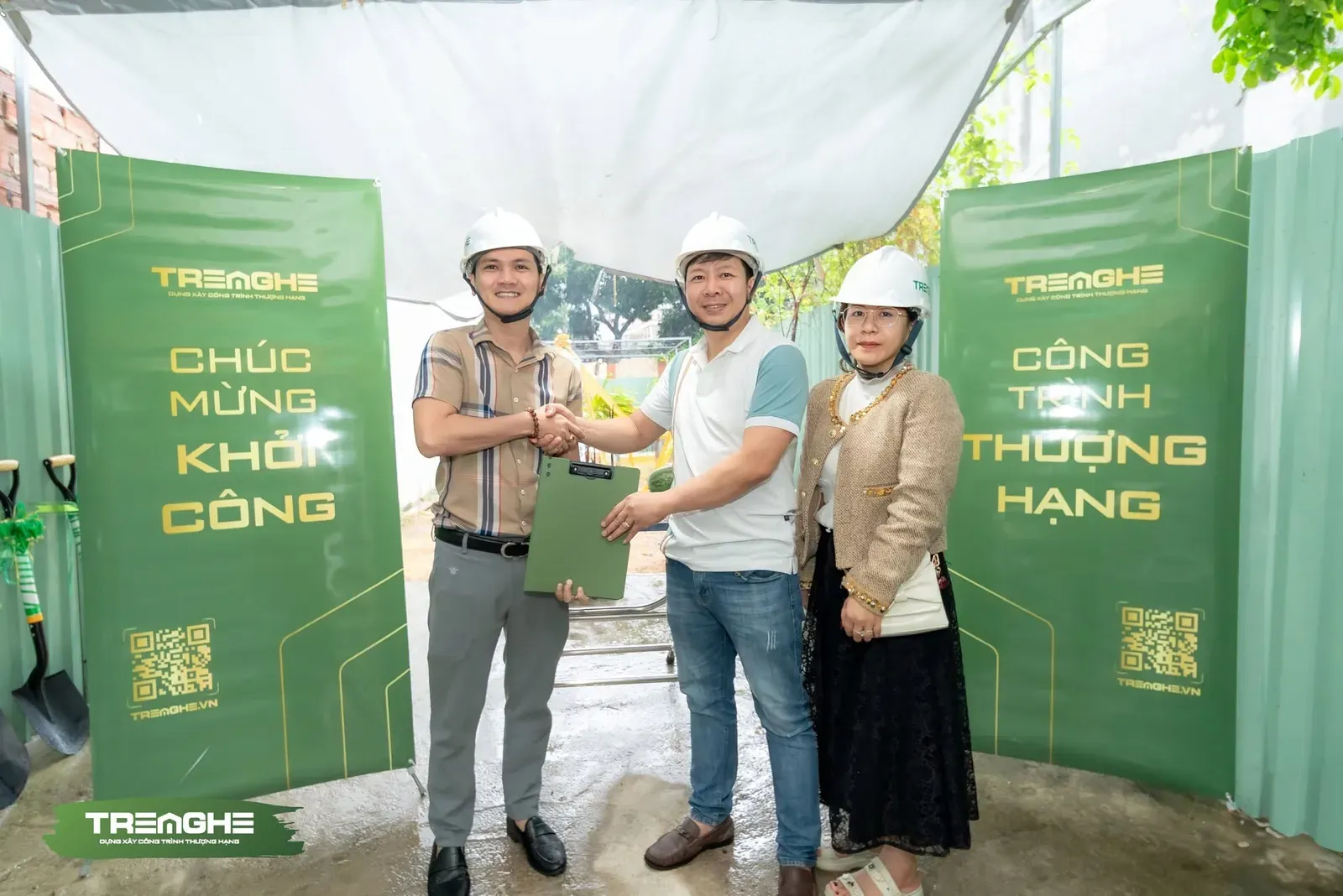 Nghi thức ký kết biên bản khởi công và bàn giao hồ sơ thiết kế kỹ thuật trực tiếp ngay tại hiện trường.