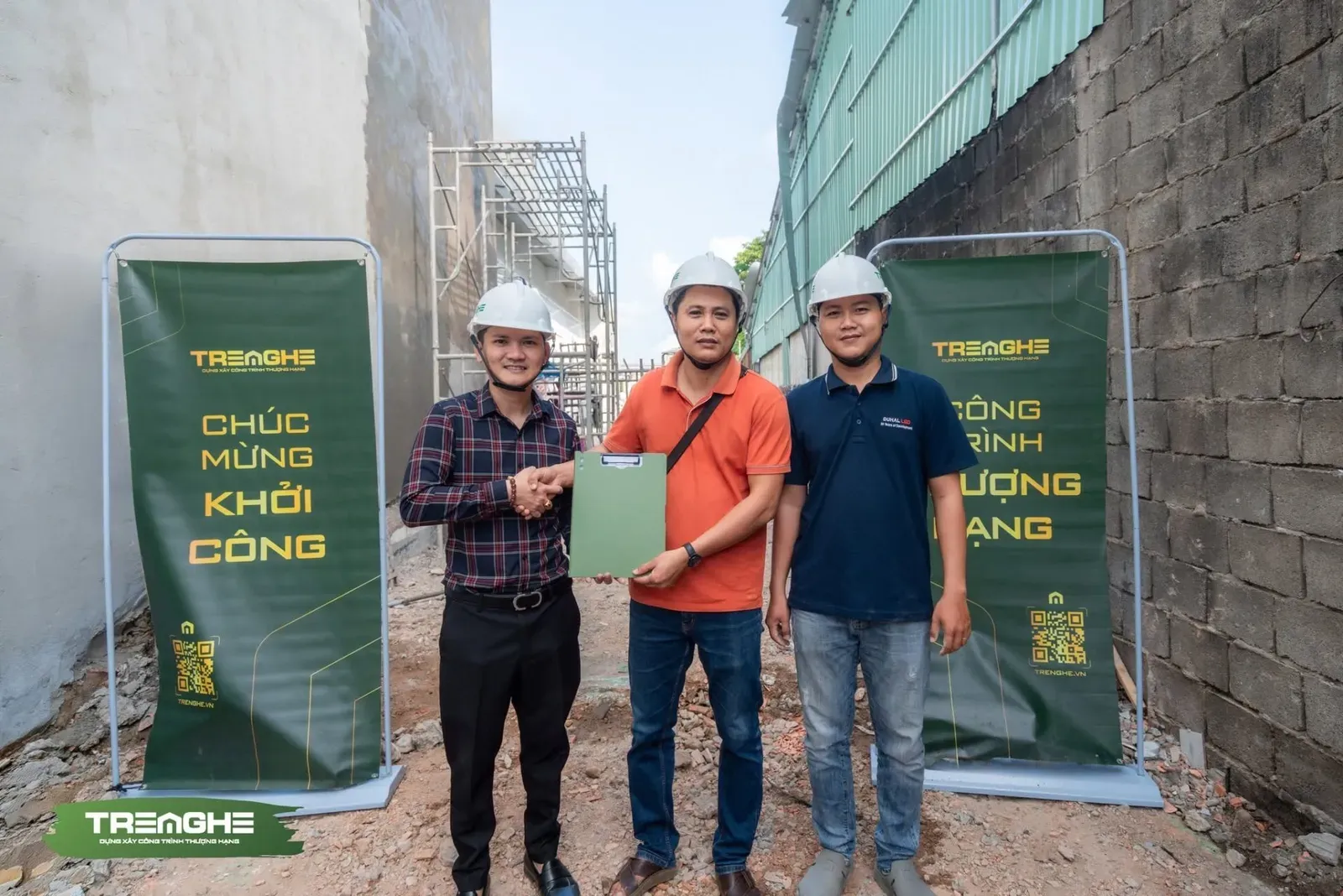 Nghi thức ký kết và bàn giao biên bản khởi công giữa đại diện chủ đầu tư cùng ban quản lý công trường.