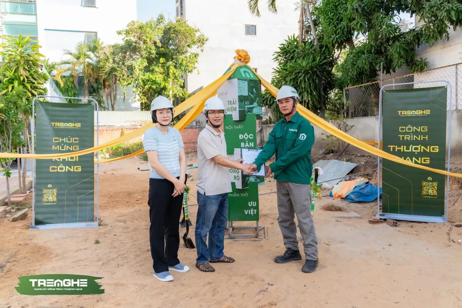 Nghi thức ký kết và bàn giao biên bản khởi công giữa đơn vị nhà thầu và đại diện gia đình.