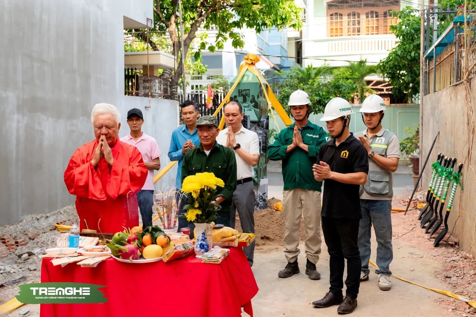 Nghi thức tâm linh truyền thống được chuẩn bị tươm tất nhằm cầu mong quá trình xây dựng nền móng diễn ra an toàn.