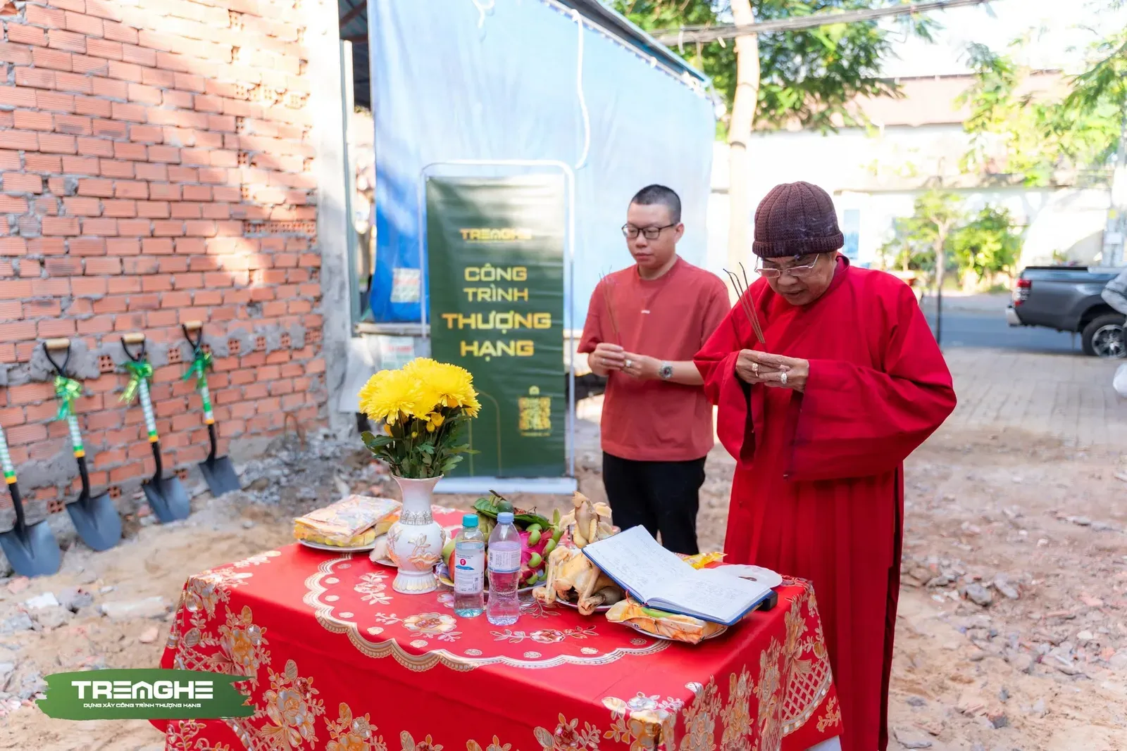 Nghi thức tâm linh truyền thống được thực hiện trang trọng nhằm cầu mong quá trình thi công móng diễn ra an toàn.