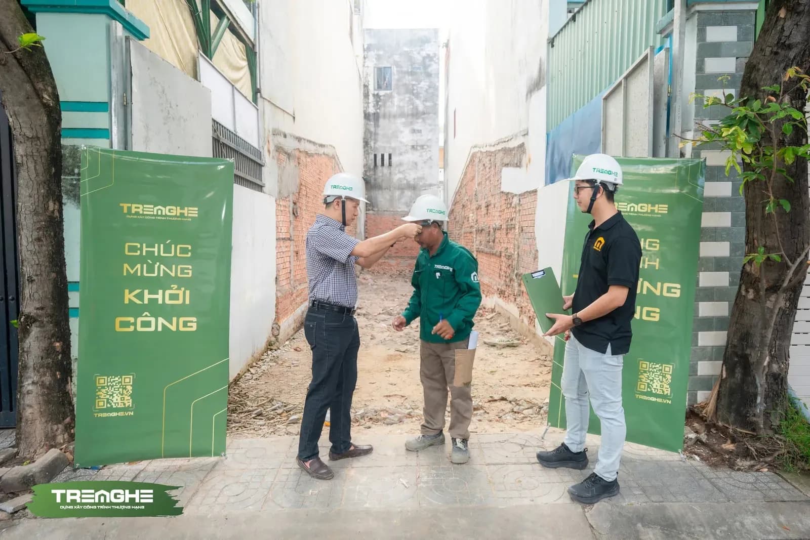 Nghi thức trao mũ bảo hộ lao động nhằm bảo đảm các tiêu chuẩn an toàn kỹ thuật khắt khe trước khi thi công.