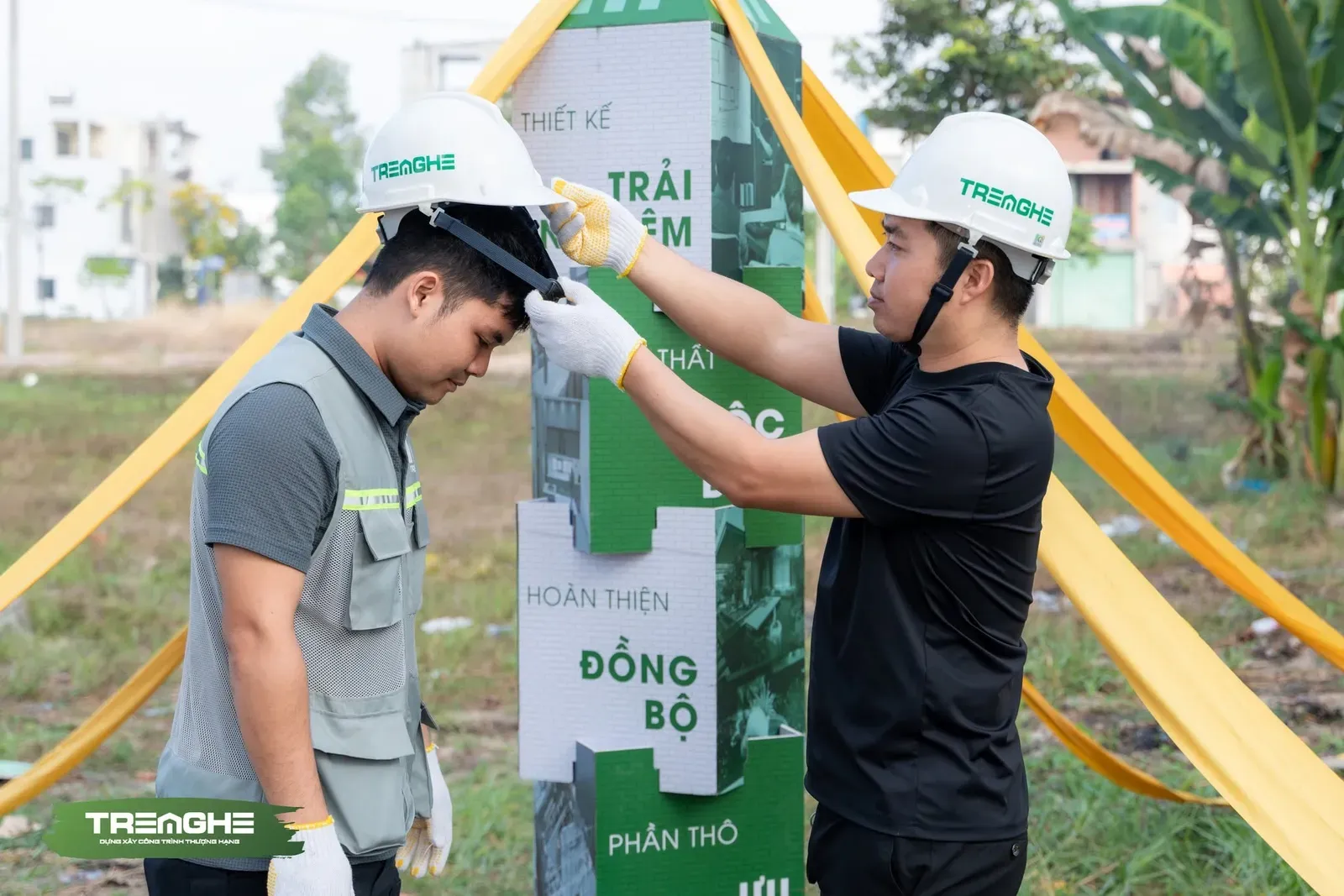 Nghi thức trao mũ bảo hộ lao động nhằm tái khẳng định cam kết về an toàn kỹ thuật trên công trường C'Villa.