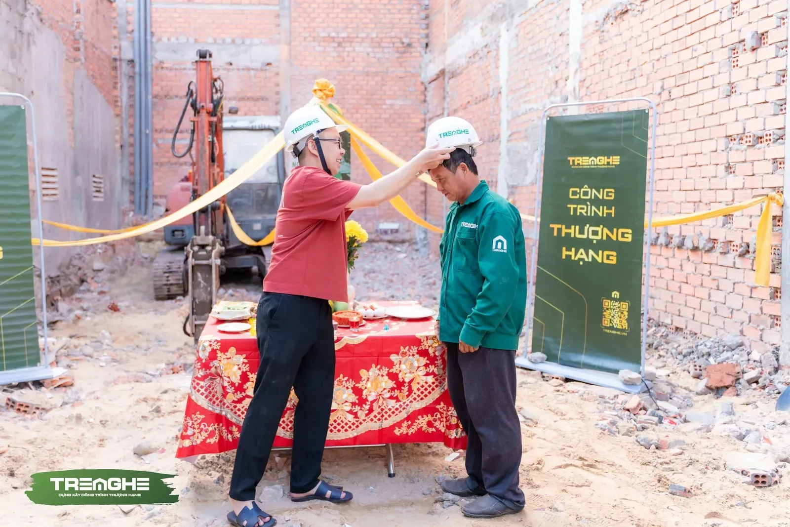 Nghi thức trao mũ bảo hộ lao động nhằm thể hiện sự đồng hành và tuân thủ tiêu chuẩn an toàn trên công trường.