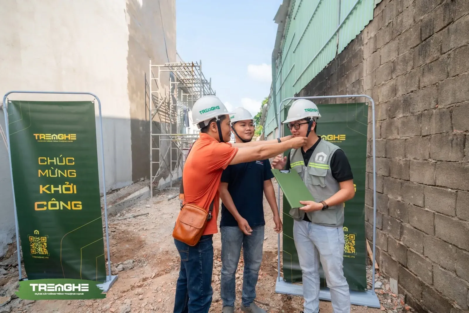 Nghi thức trao mũ bảo hộ lao động thể hiện cam kết nghiêm ngặt về tiêu chuẩn an toàn kỹ thuật của nhà thầu.