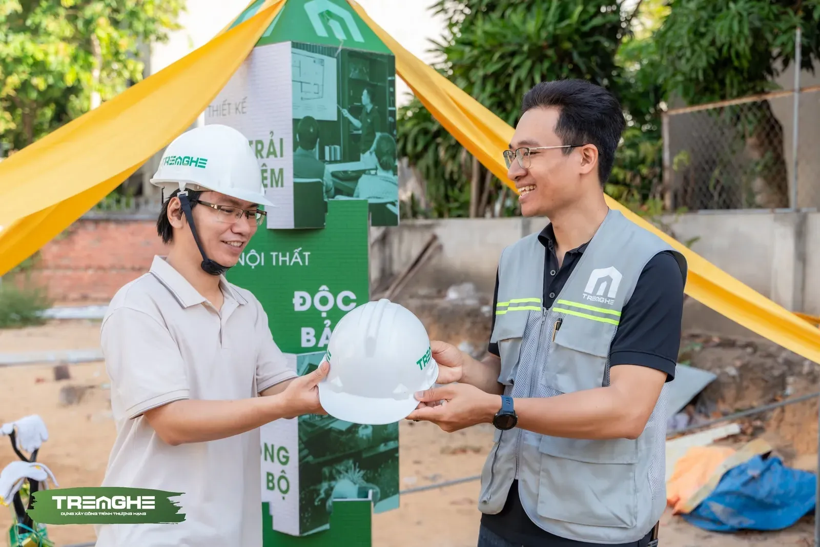 Nghi thức trao mũ bảo hộ lao động thể hiện cam kết về tiêu chuẩn an toàn nghiêm ngặt trên công trường.
