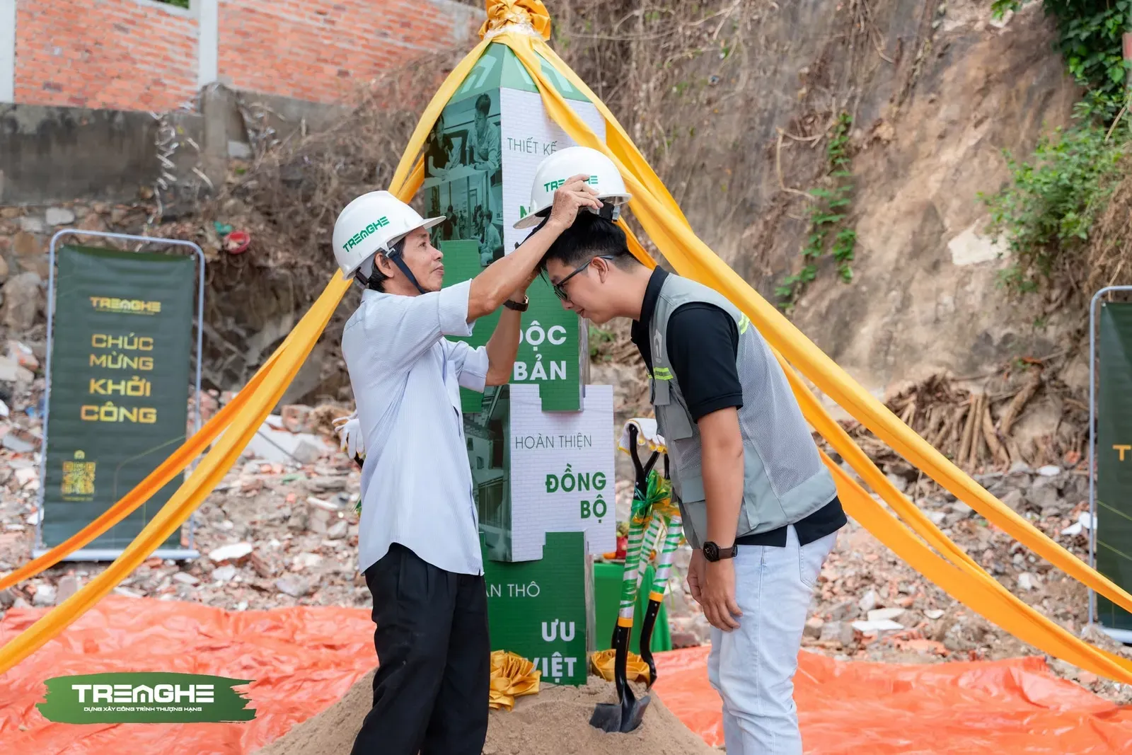 Nghi thức trao mũ bảo hộ lao động, thể hiện sự đồng hành và cam kết an toàn tuyệt đối tại công trường.