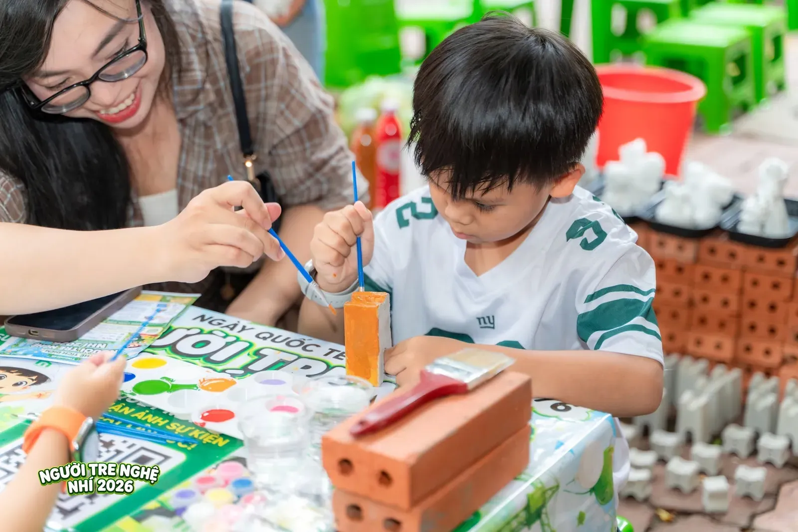 "Người Tre Nghệ Nhí" tập trung cao độ để thổi hồn những sắc màu rực rỡ lên từng viên gạch thô sơ.