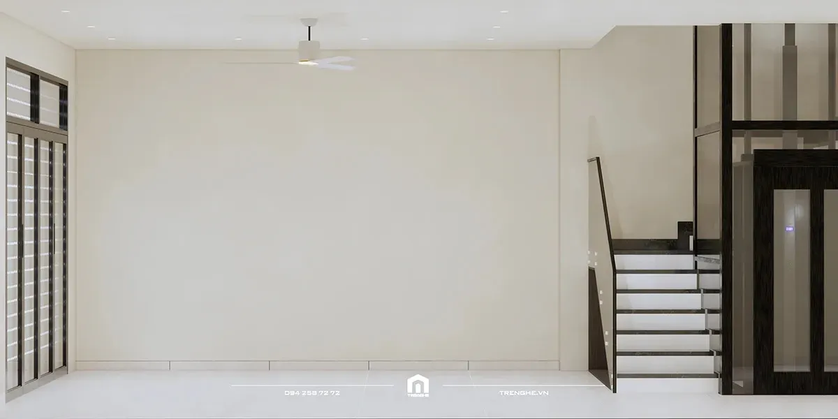 Hệ thống thang máy kính khung thép đen mờ, đặt song song với cầu thang bộ đá trắng đầy tính nghệ thuật