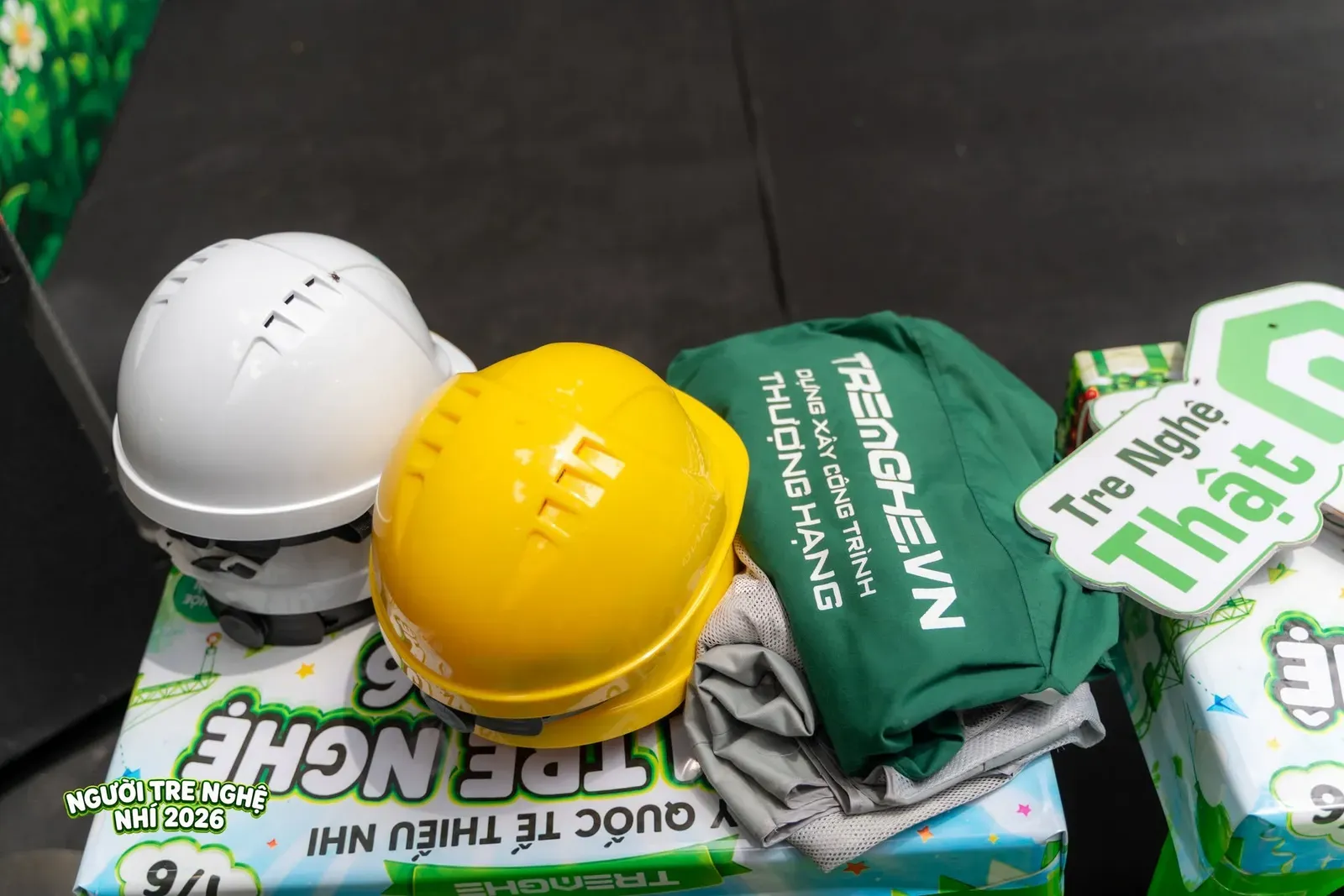 Những chiếc mũ bảo hộ và đồng phục phản quang nhí sẵn sàng cho các chiến binh nhỏ trải nghiệm