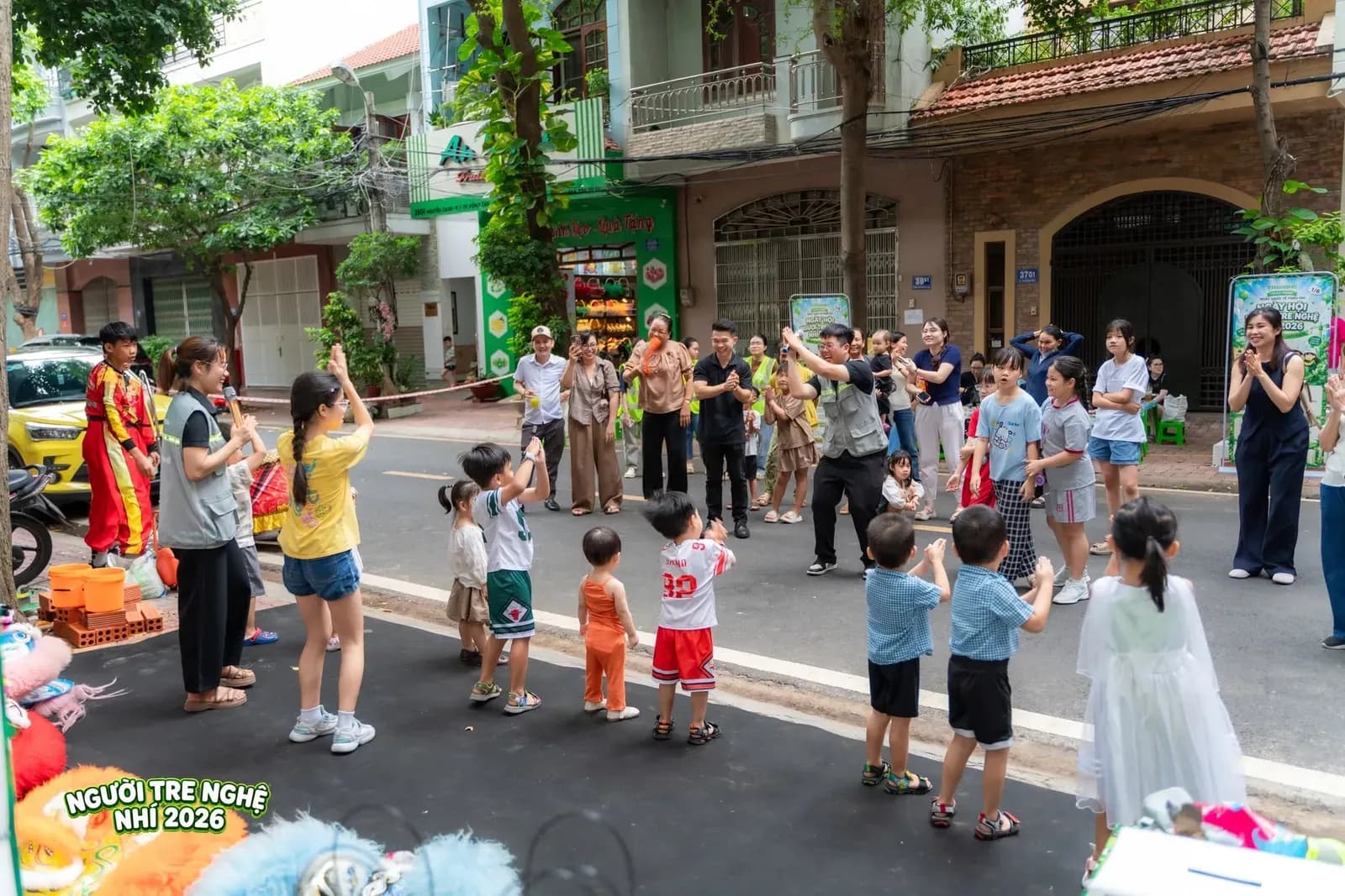 Niềm vui ngập tràn của các bậc phụ huynh và các em nhỏ khi theo dõi các hoạt động náo nhiệt của sự kiện