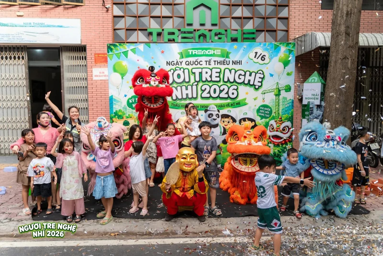 Niềm vui sướng hiện rõ trên gương mặt các con khi được tương tác và chụp ảnh kỷ niệm cùng những chú lân rực rỡ.