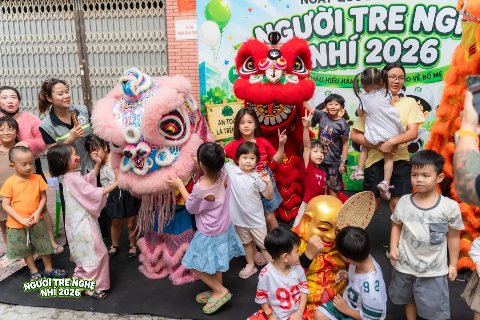 Nụ cười rạng rỡ của các "kỹ sư nhí" khi được chụp ảnh giao lưu cùng Ông Địa và chú lân hồng đáng yêu.