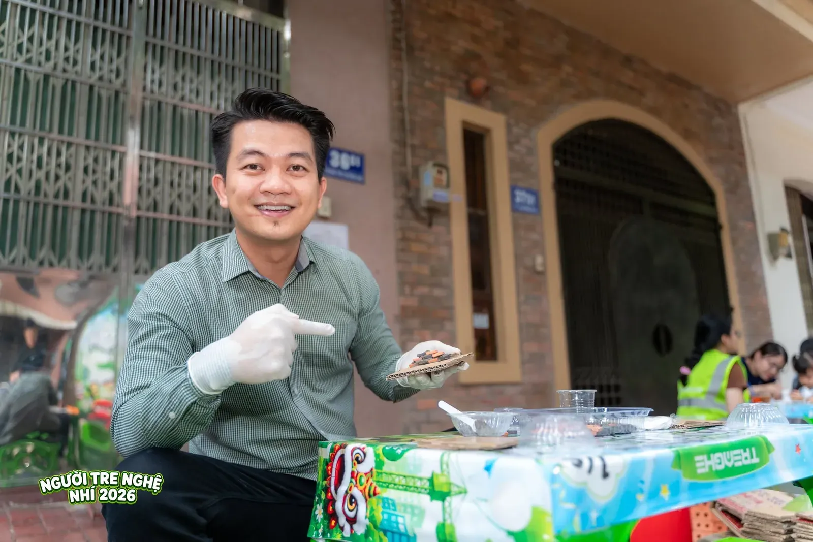 Nụ cười rạng rỡ của thành viên Ban Tổ Chức khi đồng hành và cổ vũ tinh thần sáng tạo hết mình của các bé.