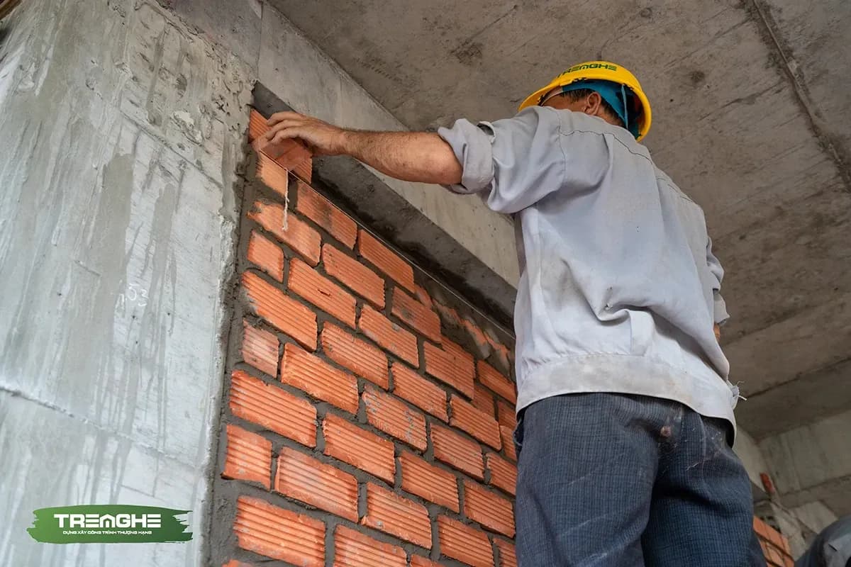 Ở độ cao khoảng 1,5m Tre Nghệ sẽ tiến hành xây đà giằng tường để tải trọng dàn đều và tăng sự liên kết