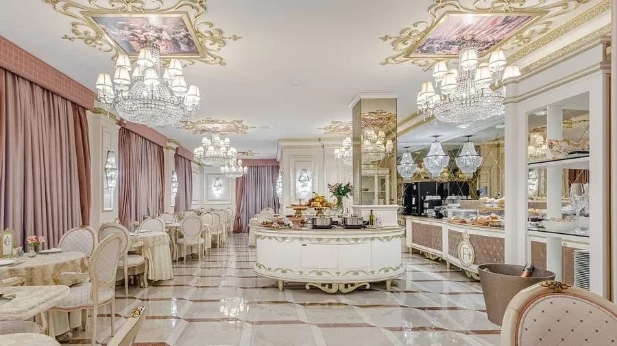 Phào chỉ PU ứng dụng trong nhà hàng tiệc cưới sang trọng