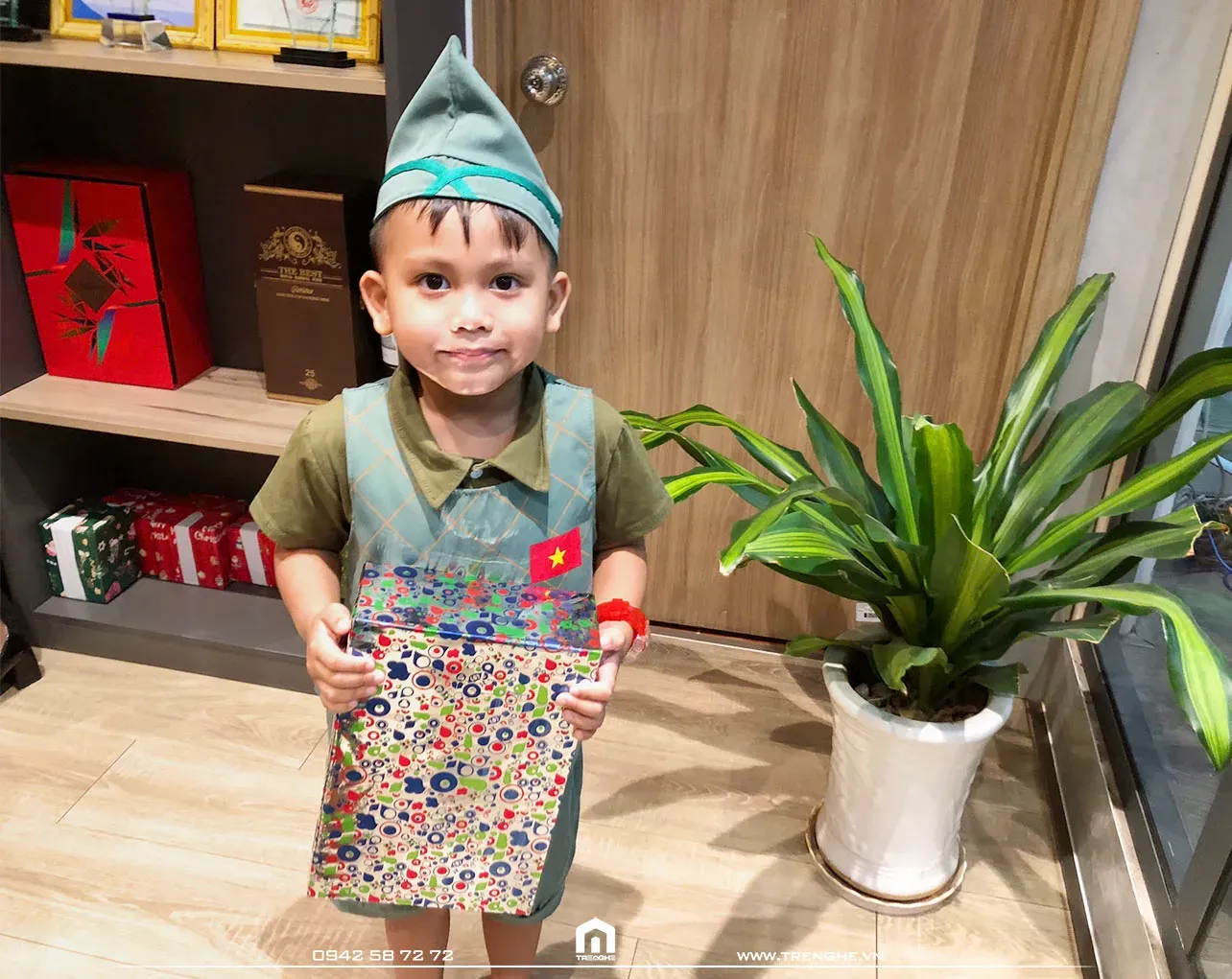 Chú bộ đội nhỏ, tay cầm quà thật chắc, mắt long lanh – sẵn sàng làm “nhiệm vụ vui vẻ” trong ngày Quốc tế Thiếu nhi tại Tre