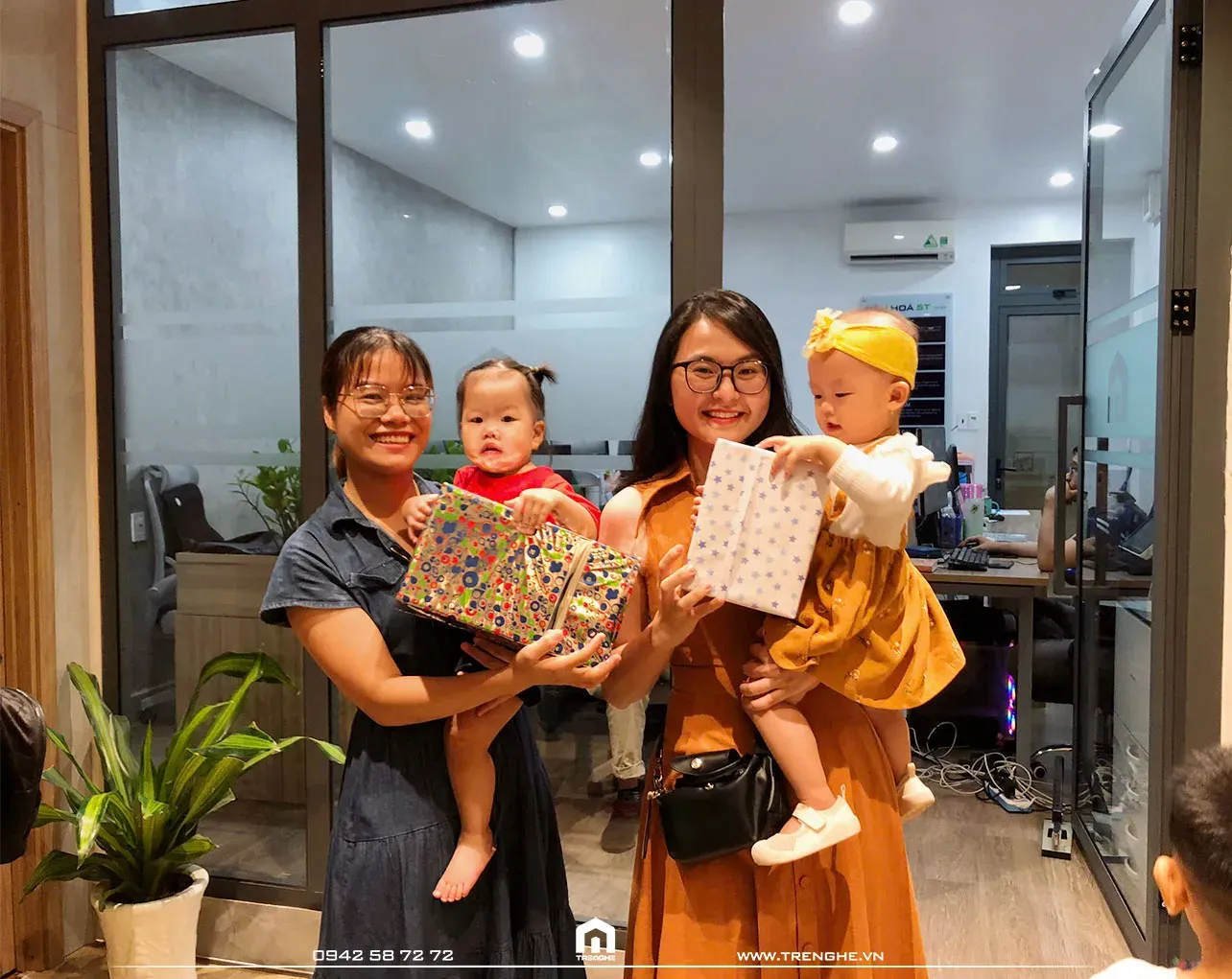 Nụ cười rạng rỡ của mẹ, ánh mắt háo hức của bé – tất cả tạo nên một bức tranh hạnh phúc tại Tre Nghệ!
