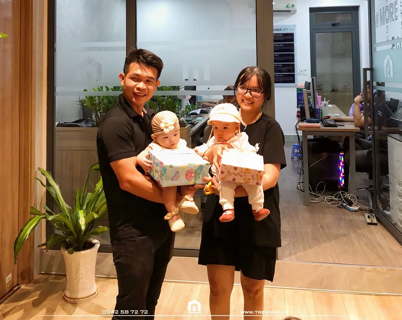 Hai em bé nhỏ xinh nhận quà trong ngày Quốc tế Thiếu nhi