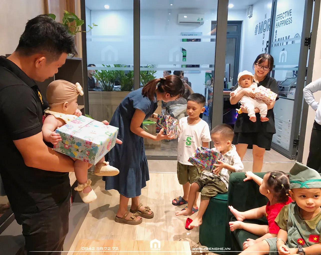 Từng món quà được Tre Nghệ lựa chọn tỉ mỉ trước khi trao tặng cho các bé