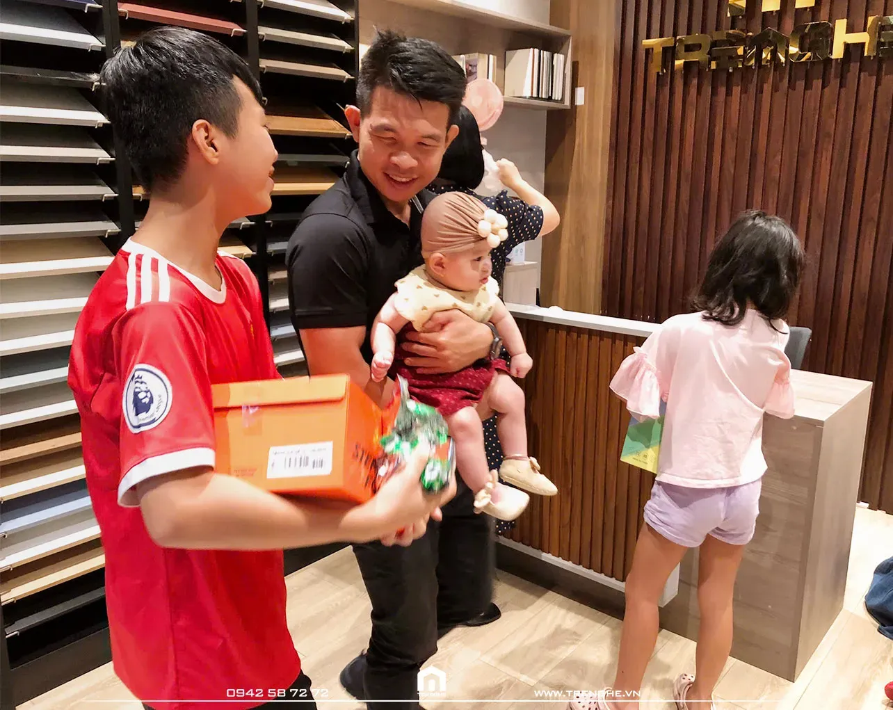 Ánh mắt hân hoan, vui vẻ của các bé khi nhận quà