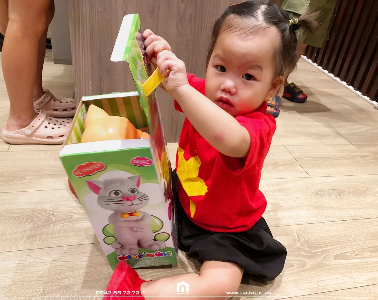 Em bé nhỏ tự khui món quà yêu thích của mình