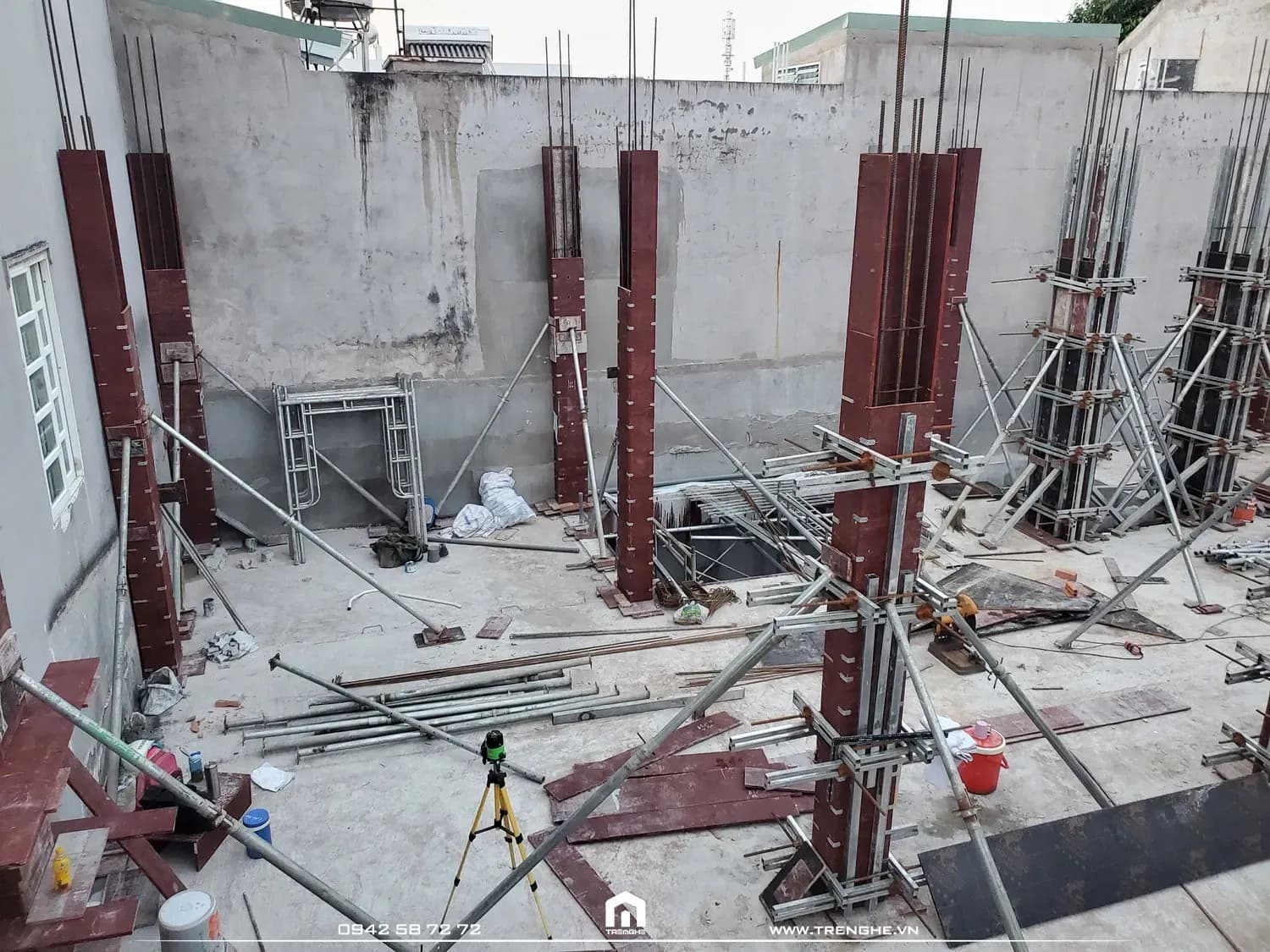 Thi công cột đúng kỹ thuật là nền móng để ngôi nhà chắc chắn, không bị lệch góc hay nứt vỡ