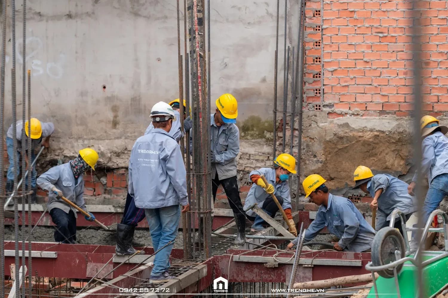 Đổ bê tông liên tục để đảm bảo kết cấu cột đặc chắc kết hợp rung cột bê tông để thoát các bọt khí
