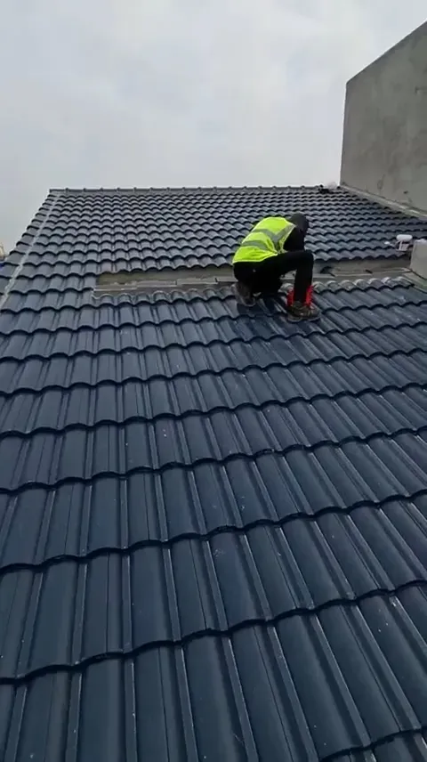 Các lớp ngói được lợp từ dưới lên trên, từ trái sang phải để thẳng hàng và đều nhau