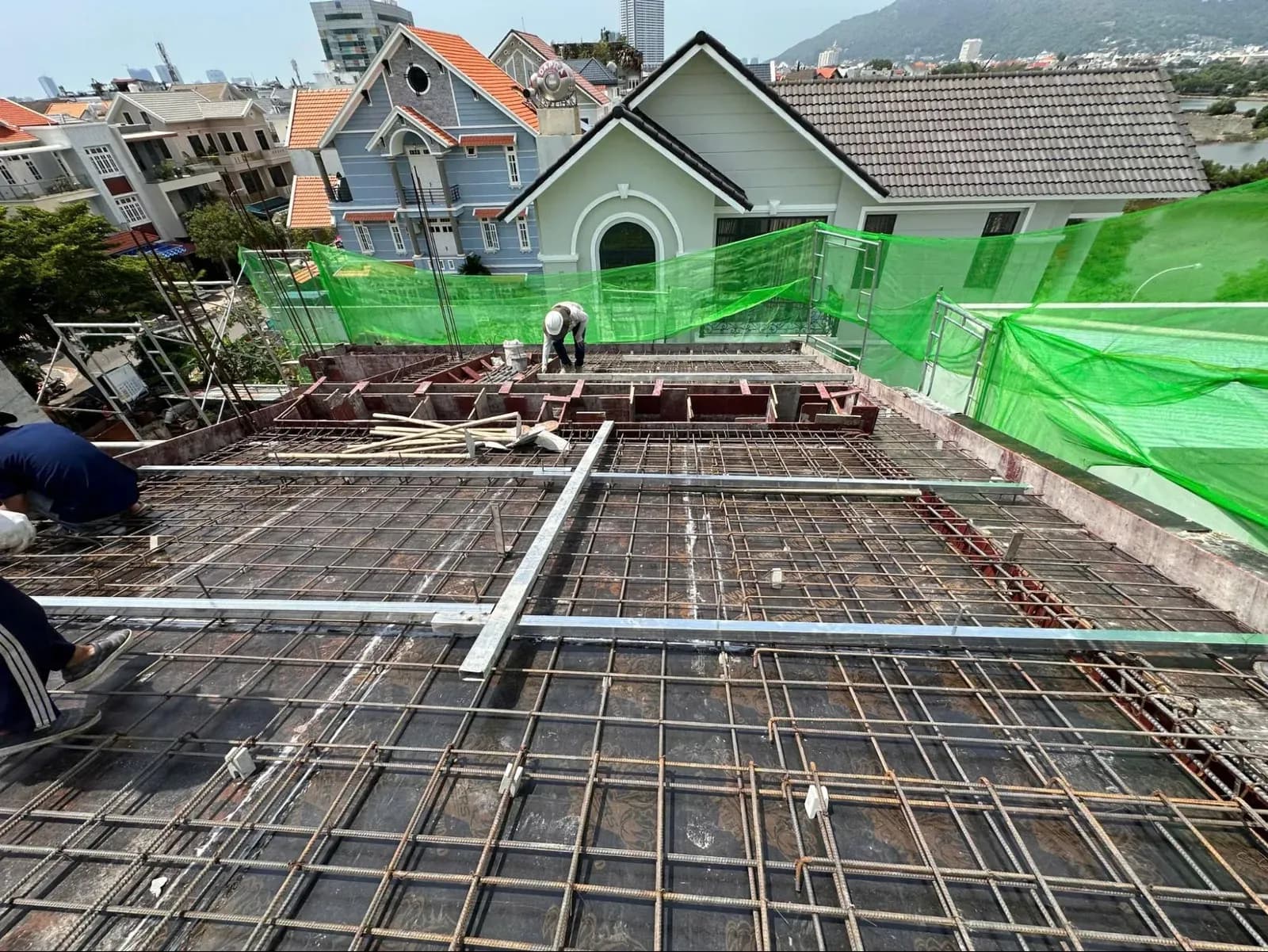 Cốp pha mái đóng vai trò quan trọng trong việc đảm bảo khả năng chịu lực của mái khi đổ bê tông