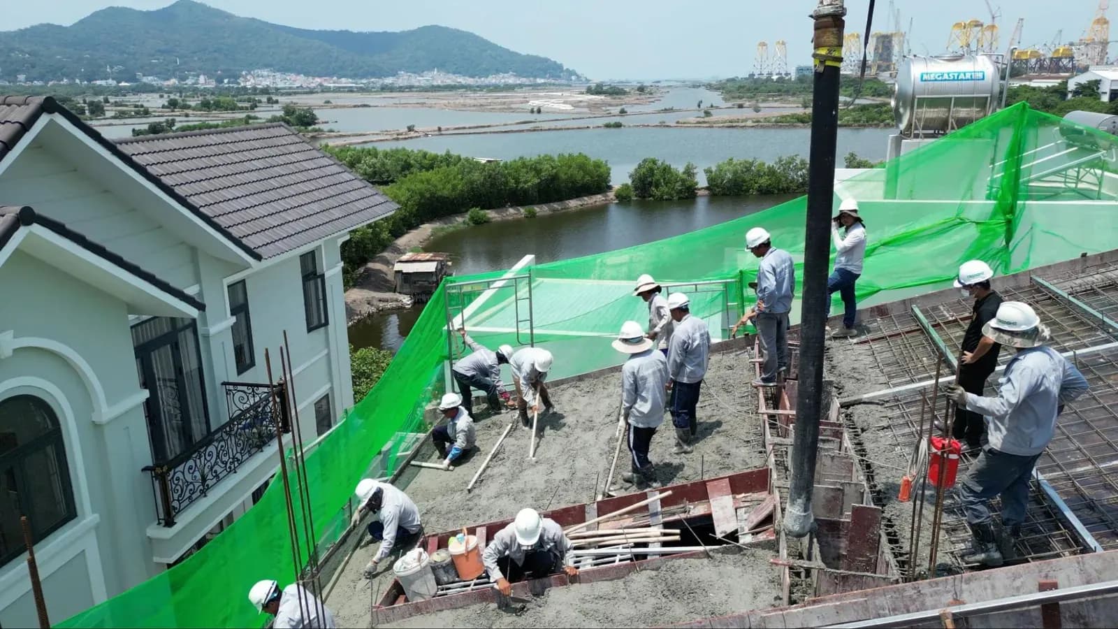 Sau 3 ngày kể từ khi hoàn thiện thi công phần thép đơn vị sẽ tiến hành đổ bê tông từ dưới lên