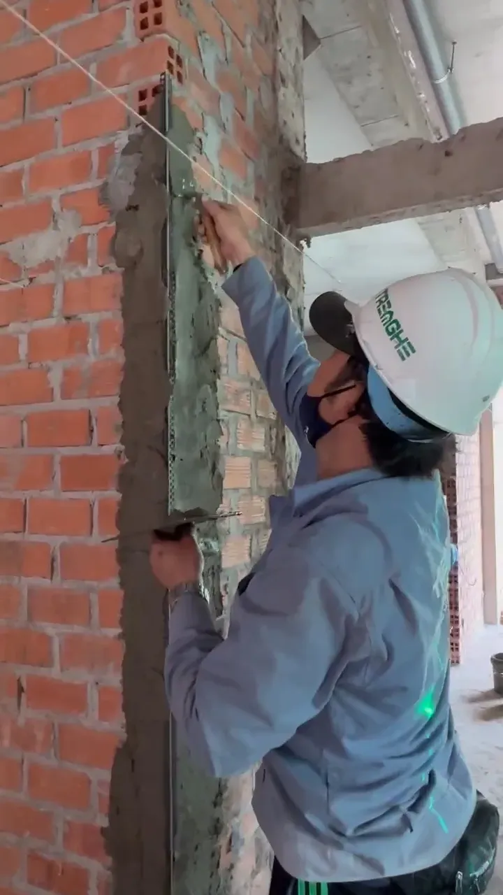 Nẹp cạnh tường là thao tác có ý nghĩa chống nứt vỡ và tăng tính ổn định cho lớp phủ hoàn thiện