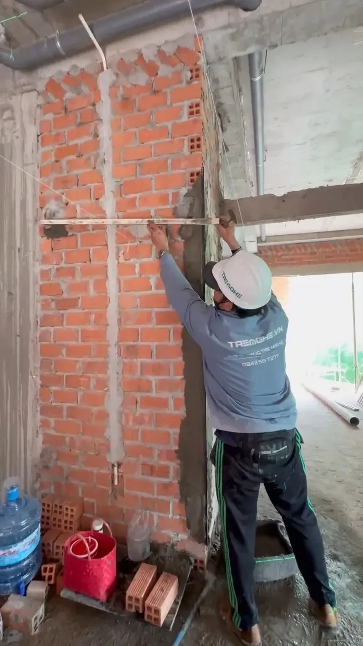 Thợ thi công tiến hành dùng hồ để cố định nẹp