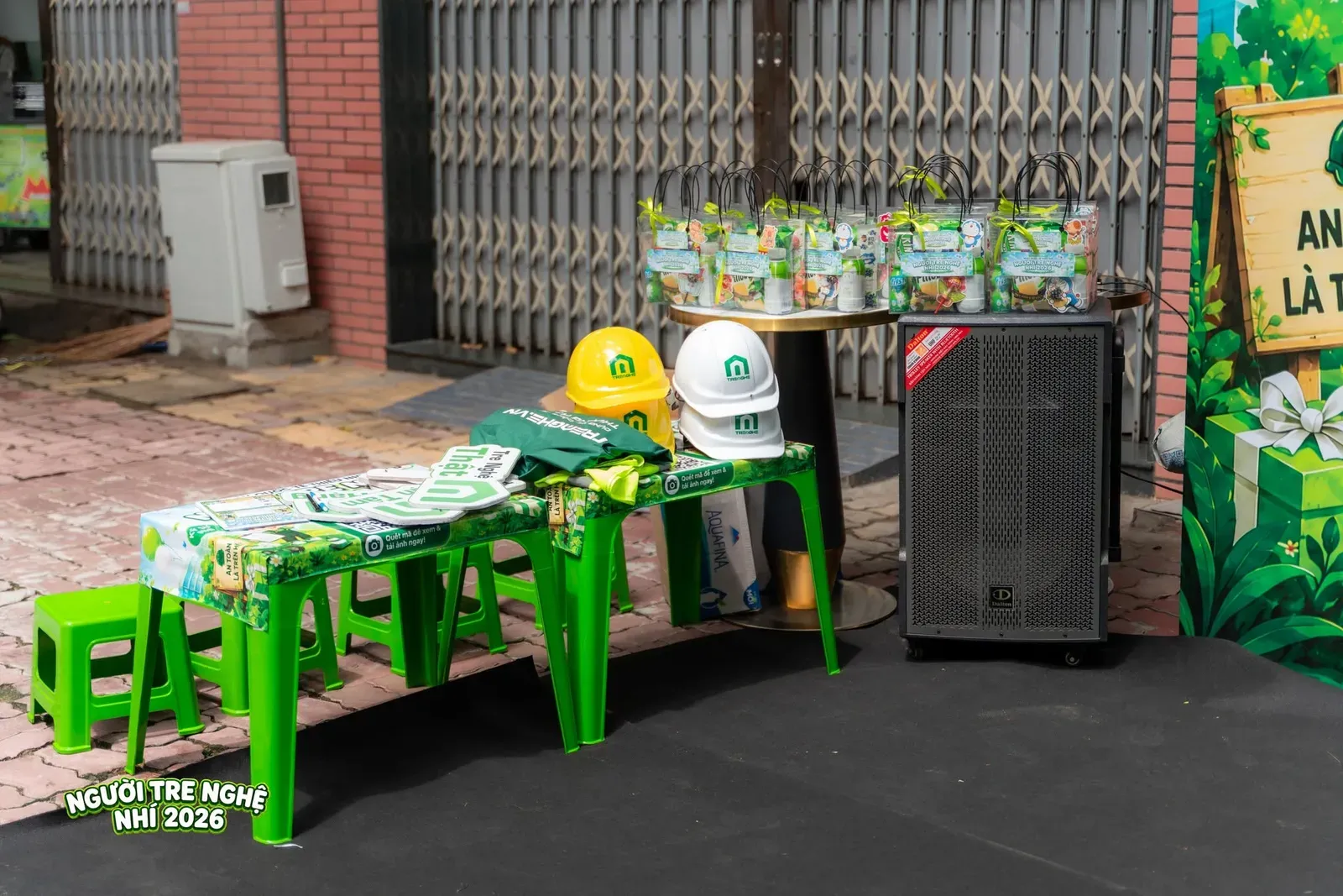Rất nhiều quà tặng đã được xếp ngay ngắn, sẵn sàng chờ đón các chiến binh nhí.