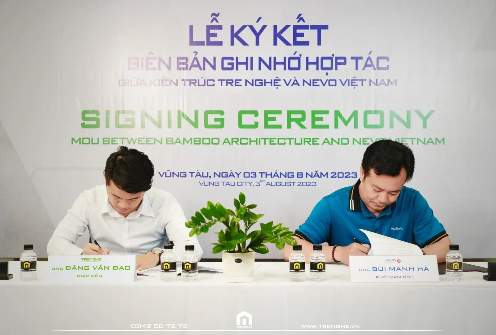 Ông Đặng Văn Đạo - Giám Đốc Tre Nghệ và Ông Bùi Mạnh Hà - Phó Giám Đốc NEVO trong buổi lễ ký kết