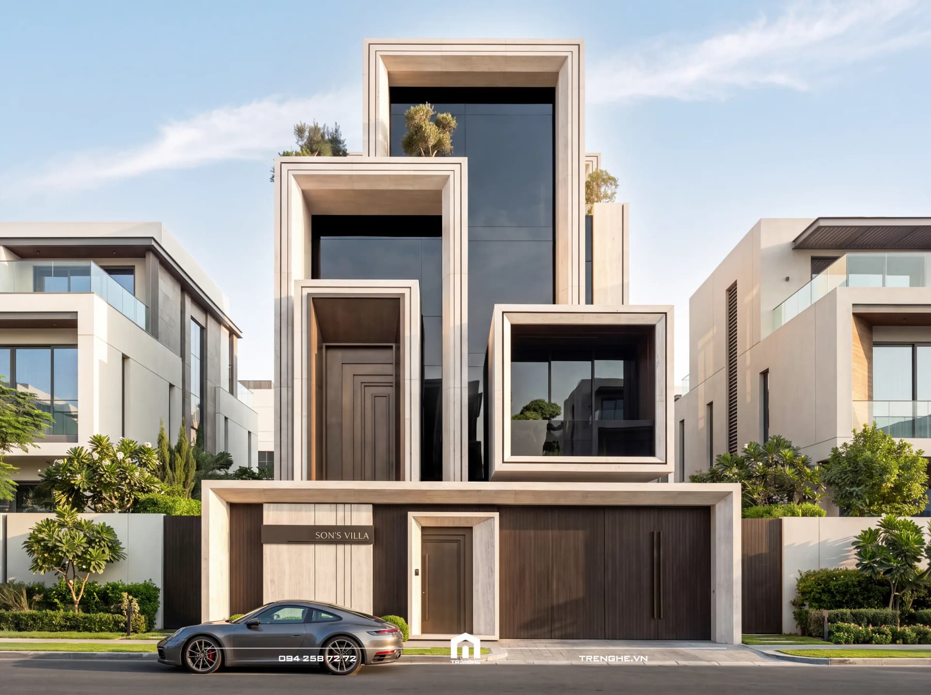 Mặt tiền dinh thự hiện đại Son’s Villa ban ngày: các khung khối ốp đá sáng màu lồng vào nhau, vách kính lớn, cửa gỗ tối màu và tường rào có bảng tên