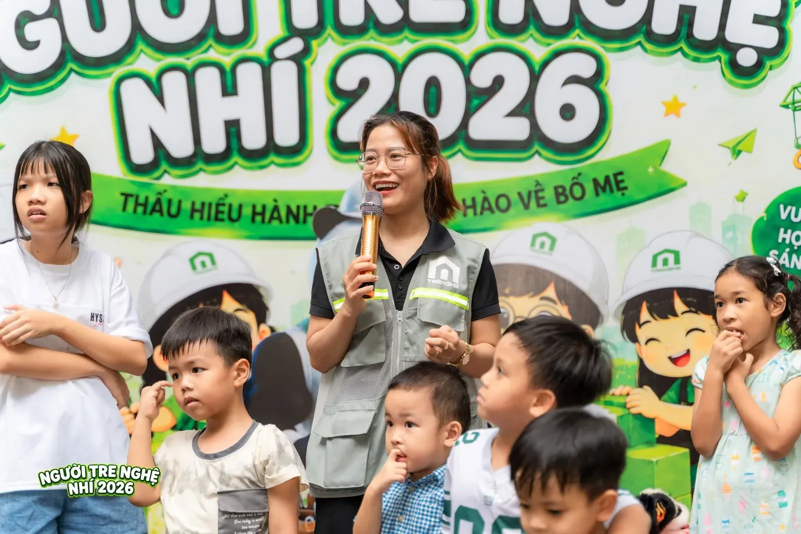 Sự dẫn dắt nhiệt tình và năng lượng rạng rỡ của thành viên Ban Tổ Chức giúp khuấy động bầu không khí giao lưu sân khấu.